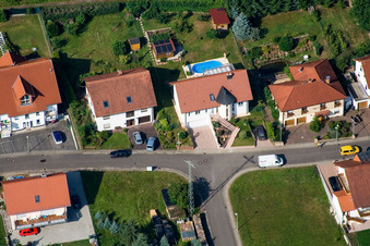 Schrägluftbild von Ritter-Stephan-von-Mörlheim-Straße in Eußerthal im Bundesland Rheinland-Pfalz, Deutschland