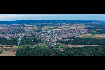 Schrägluftbild von Blick auf das Schloss Schwetzingen und den französische Barockgarten in Schwetzingen. Das Schloss diente den pfälzischen Kurfürsten als Sommerresidenz und wurde in seiner heutigen Form ab dem Jahr 1697 errichtet im Bundesland Baden-Württemberg, Deutschland
