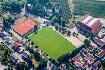 Fußballplatz und Tennisplatz mit rotem Spielfeld in Albersweiler im Bundesland Rheinland-Pfalz, Deutschland