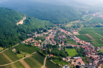 Dorf - Ansicht am Rande von landwirtschaftlichen Feldern und Nutzflächen in Frankweiler im Bundesland Rheinland-Pfalz, Deutschland