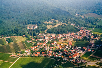Winzerdorf von Südosten in Gleisweiler im Bundesland Rheinland-Pfalz, Deutschland