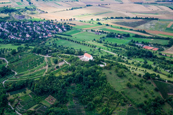 Luftaufnahme von Kirchengebäude der Kapelle Wurmlinger Kapelle - St. Remigius Kapelle im Ortsteil Rottenburg am Neckar in Tübingen im Bundesland Baden-Württemberg, Deutschland