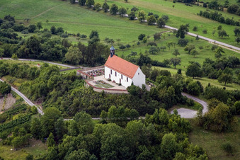Schrägluftbild von Kirchengebäude der Kapelle Wurmlinger Kapelle - St. Remigius Kapelle im Ortsteil Rottenburg am Neckar in Tübingen im Bundesland Baden-Württemberg, Deutschland