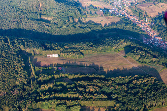 Start- und Landebahn mit Rollfeldgelände des Flugplatz Söller in Rumbach in Bundenthal im Bundesland Rheinland-Pfalz, Deutschland