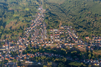 Von Wald und Forstgebieten umgebener Ortskern der Straßen und Häuser und Wohngebiete in Fischbach bei Dahn im Bundesland Rheinland-Pfalz, Deutschland