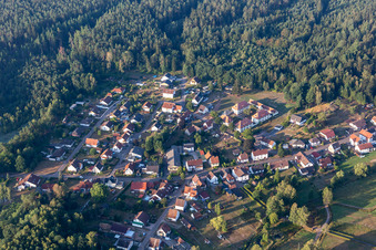 Fabrikstraße von Norden in Ludwigswinkel im Bundesland Rheinland-Pfalz, Deutschland
