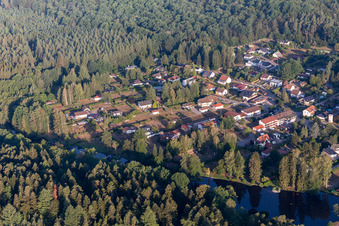 Am Sägmühlweiher und Bitscher Straße von Südosten in Ludwigswinkel im Bundesland Rheinland-Pfalz, Deutschland