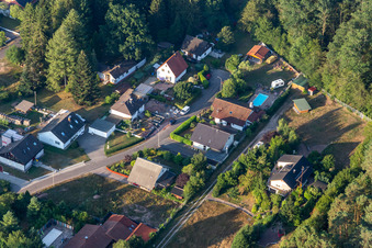 Schrägluftbild von Felsenweg in Ludwigswinkel im Bundesland Rheinland-Pfalz, Deutschland