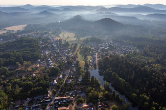 Von Wald und Forstgebieten umgebener Ortskern der Straßen und Häuser und Wohngebiete in Ludwigswinkel im Bundesland Rheinland-Pfalz, Deutschland