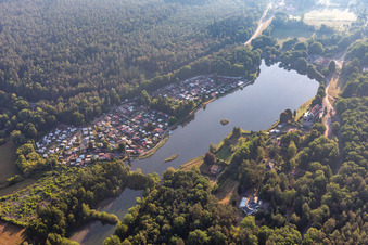 Campingplatz Zwickmühle am Mühlweiher Saarbach in Ludwigswinkel im Bundesland Rheinland-Pfalz, Deutschland