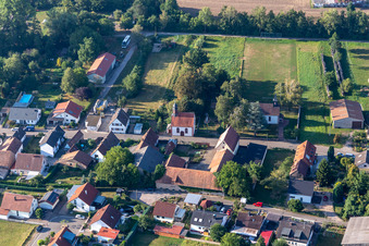 Gustav Adolf Kirche und St. Nikolaus Kapelle im Ortsteil Kleinsteinfeld in Niederotterbach im Bundesland Rheinland-Pfalz, Deutschland