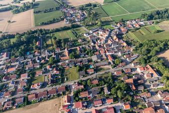 Luftbild von Hauptstraße von Norden im Ortsteil Kleinsteinfeld in Niederotterbach im Bundesland Rheinland-Pfalz, Deutschland