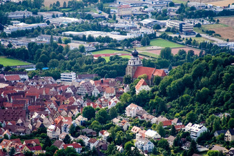 Kirchengebäude der Stiftskirche im Altstadt- Zentrum der Innenstadt in Herrenberg im Bundesland Baden-Württemberg, Deutschland