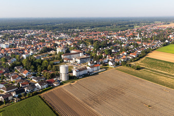 Wrapped water-tower vor dem Asklepius Krankenhaus in Kandel im Bundesland Rheinland-Pfalz, Deutschland