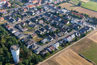 Raiffeisenring am Wasserturm in Hatzenbühl im Bundesland Rheinland-Pfalz, Deutschland