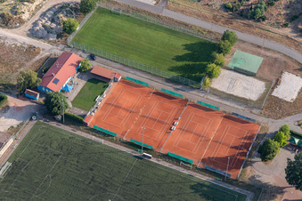 Tennisplatz Rheinzabern und Basketballkorb am Sportplatz des SV Olympia Rheinzabern e.V im Bundesland Rheinland-Pfalz, Deutschland