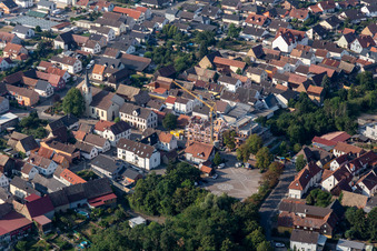 Ortsansicht der Straßen und Häuser der Wohngebiete in Kuhardt im Bundesland Rheinland-Pfalz, Deutschland
