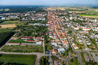 Rheinstraße von Osten in Kandel im Bundesland Rheinland-Pfalz, Deutschland