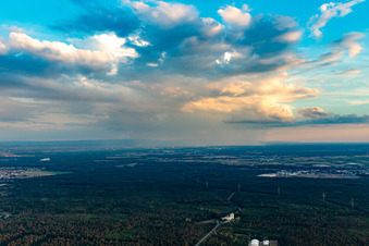 Regen jenseits des Rheins in Westheim im Bundesland Rheinland-Pfalz, Deutschland