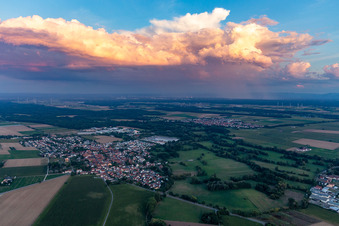 Regen jenseits des Rheins in Rohrbach im Bundesland Rheinland-Pfalz, Deutschland