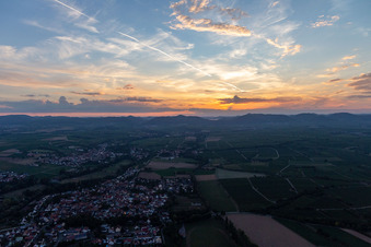 Sonnenuntergang in der Südpfalz im Ortsteil Mühlhofen in Billigheim-Ingenheim im Bundesland Rheinland-Pfalz, Deutschland
