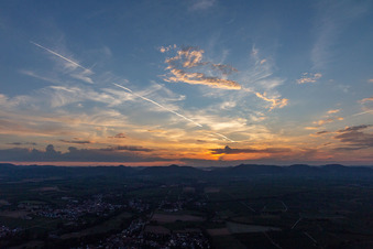 Luftbild von Sonnenuntergang in der Südpfalz im Ortsteil Mühlhofen in Billigheim-Ingenheim im Bundesland Rheinland-Pfalz, Deutschland
