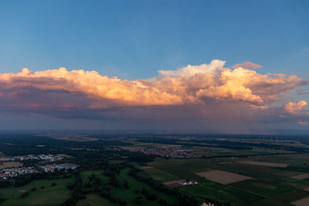 Regen jenseits des Rheins in Steinweiler im Bundesland Rheinland-Pfalz, Deutschland