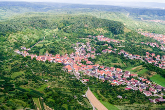 Ortsansicht der Straßen und Häuser der Wohngebiete im Ortsteil Mönchberg in Herrenberg im Bundesland Baden-Württemberg, Deutschland