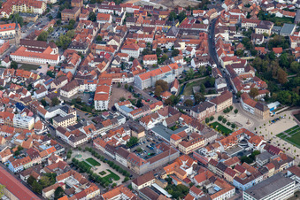 Kreisverwaltung zwischen Luitpoldplatz und Nardiniplatz in Germersheim im Bundesland Rheinland-Pfalz, Deutschland