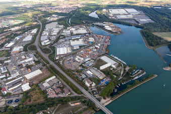 Schrägluftbild von Hafen in Germersheim im Bundesland Rheinland-Pfalz, Deutschland