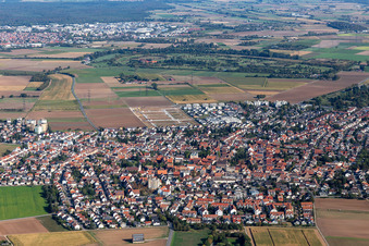 Ortsansicht der Straßen und Häuser der Wohngebiete in Heddesheim im Bundesland Baden-Württemberg, Deutschland