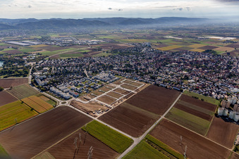 Ortsansicht der Straßen und Häuser der Wohngebiete vor den Berghängen des Odenwalds in der Tallandschaft der Rheinebene in Heddesheim im Bundesland Baden-Württemberg, Deutschland
