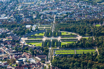 Schlossgarten und Barockschloß Schwetzingen im Bundesland Baden-Württemberg, Deutschland
