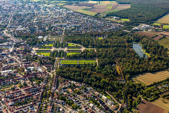Schrägluftbild von Rokoko Parkanlage des Garten und Schloss Schwetzingen in Schwetzingen im Bundesland Baden-Württemberg, Deutschland