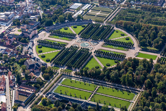 Luftbild von Runde Rokoko Parkanlage mit Laubengängen und Springbrunnen des Garten von Schloss Schwetzingen in Schwetzingen im Bundesland Baden-Württemberg, Deutschland