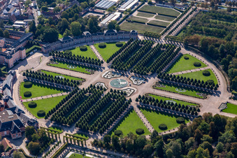 Luftaufnahme von Runde Rokoko Parkanlage mit Laubengängen und Springbrunnen des Garten von Schloss Schwetzingen in Schwetzingen im Bundesland Baden-Württemberg, Deutschland