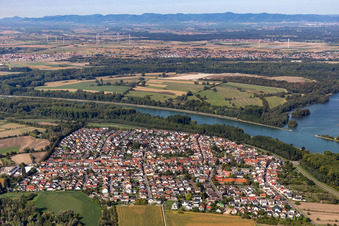 Ortschaft an den Fluss- Uferbereichen des Rhein in Rheinhausen in Oberhausen-Rheinhausen im Bundesland Baden-Württemberg, Deutschland