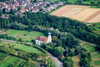 Luftbild von Kirchengebäude der Kapelle St. Stephanus im Ortsteil Poltringen in Ammerbuch im Bundesland Baden-Württemberg, Deutschland