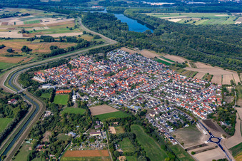 Luftbild von Ortsansicht am Rande von landwirtschaftlichen Feldern und Nutzflächen in Rußheim in Dettenheim im Bundesland Baden-Württemberg, Deutschland