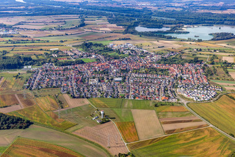 Ortsansicht der Straßen und Häuser der Wohngebiete in Dettenheim im Ortsteil Liedolsheim im Bundesland Baden-Württemberg, Deutschland