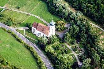 Schrägluftbild von Kirchengebäude der Kapelle St. Stephanus im Ortsteil Poltringen in Ammerbuch im Bundesland Baden-Württemberg, Deutschland