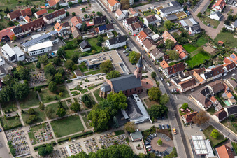 Grabreihen auf dem Gelände des Friedhofes der Ev. Kirche Linkenheim in Linkenheim in Linkenheim-Hochstetten im Bundesland Baden-Württemberg, Deutschland