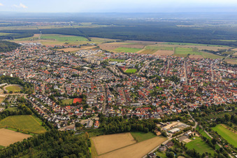 Stadtansicht aus Südwesten im Ortsteil Linkenheim in Linkenheim-Hochstetten im Bundesland Baden-Württemberg, Deutschland