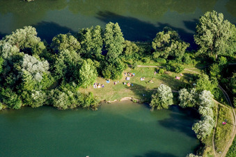 Badegäste am Baggersee Hirschau in Tübingen im Bundesland Baden-Württemberg, Deutschland