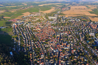 Schrägluftbild von Stadtansicht aus Westen in Bad Bergzabern im Bundesland Rheinland-Pfalz, Deutschland