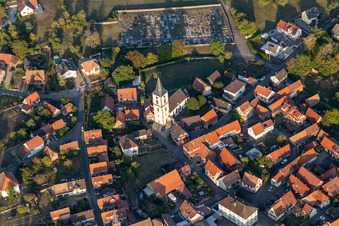 Kirchengebäude im Dorfkern in Gœrsdorf im Bundesland Bas-Rhin, Frankreich