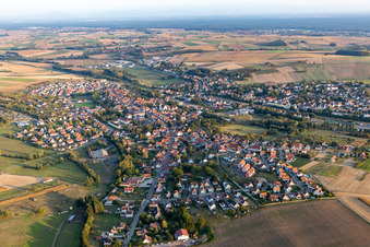 Ortsansicht der Straßen und Häuser der Wohngebiete in Soultz-sous-Forets in Grand Est in Soultz-sous-Forêts im Bundesland Bas-Rhin, Frankreich von oben
