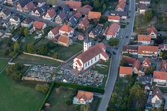 Grabreihen auf dem Gelände des Friedhofes an der katholischen Kirche Saint-Martin in Seebach in Grand Est im Bundesland Bas-Rhin, Frankreich