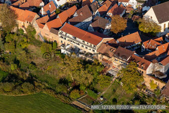 Luftbild von Wohnen in der Stadtmauer an der Ludwigstr in Jockgrim im Bundesland Rheinland-Pfalz, Deutschland