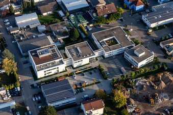 Luftaufnahme von Gebäude des Rechenzentrums und Online - Datenverarbeitungs- Knotenpunktes " Stiftung Kirchliches Rechenzentrum Südwestdeutschland " in Eggenstein in Eggenstein-Leopoldshafen im Bundesland Baden-Württemberg, Deutschland